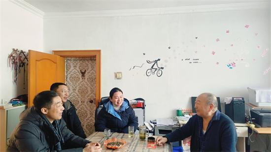 撫遠政法委開展慰問離退休老黨員活動