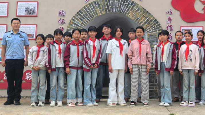 國門衛(wèi)士將禁毒宣傳送進(jìn)校園